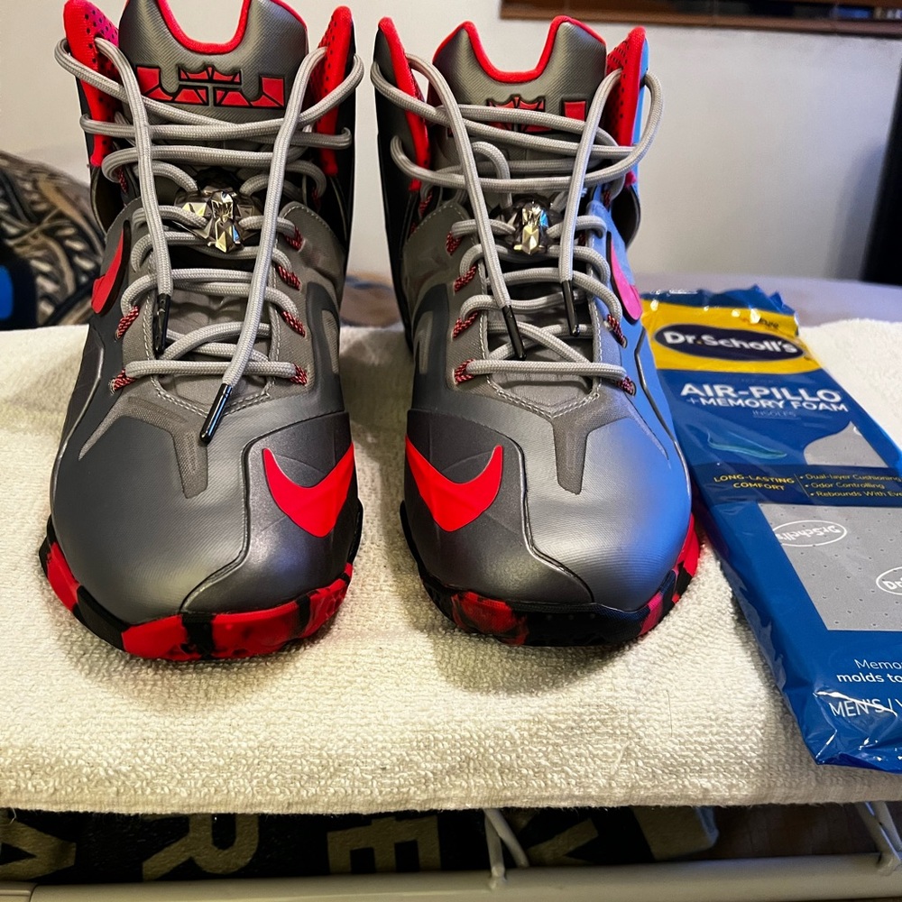 Nike LeBron 11 Elite Team. Size 12 Preowned